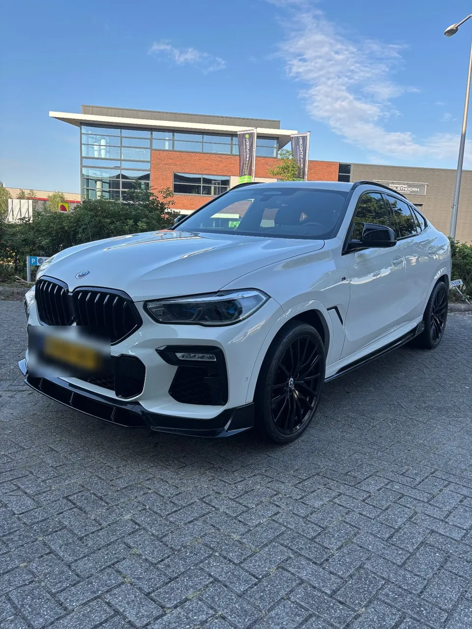 Witte BMW X6 M Sport na exterieur detailing