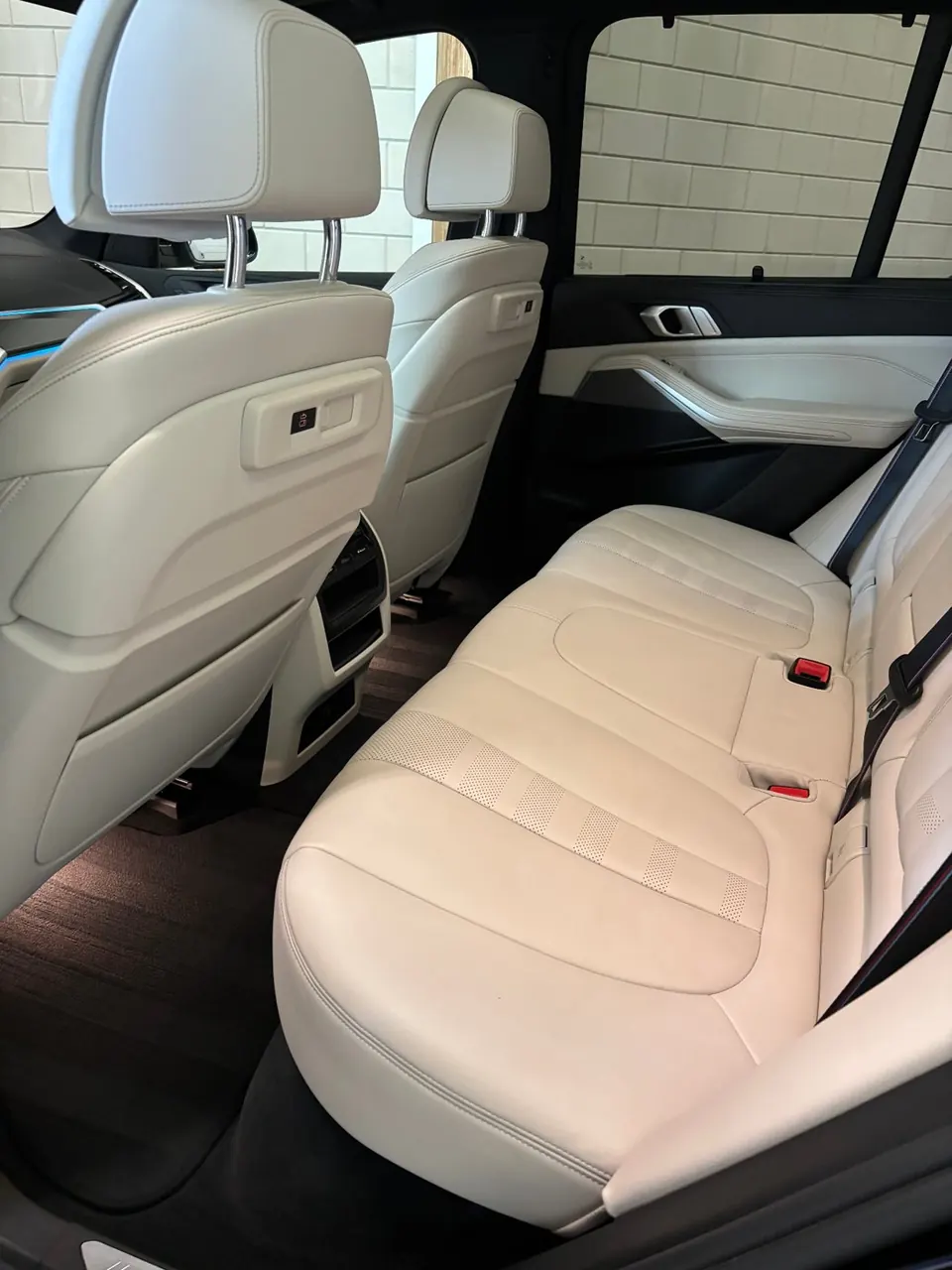 Crèmekleurig BMW lederen interieur na dieptereiniging