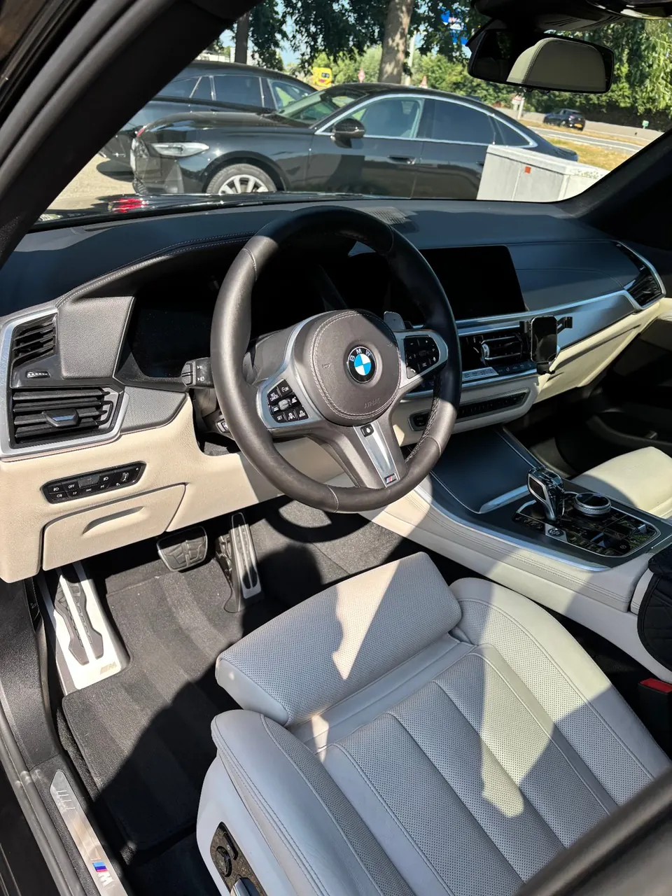 Gereinigd BMW cockpit interieur met licht leder