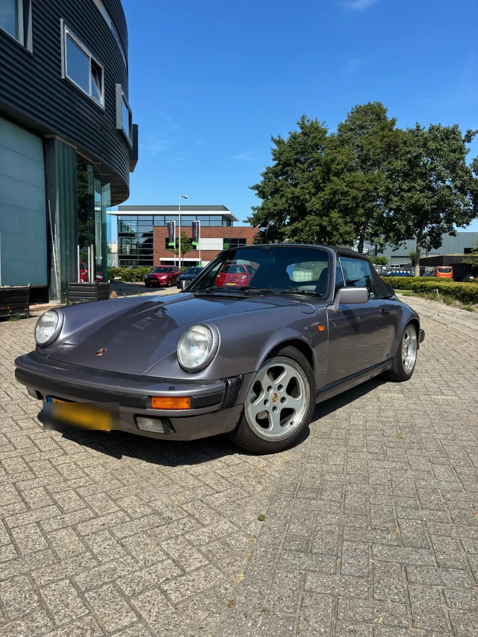 Klassieke Porsche 911 Cabrio met diepe lakglans